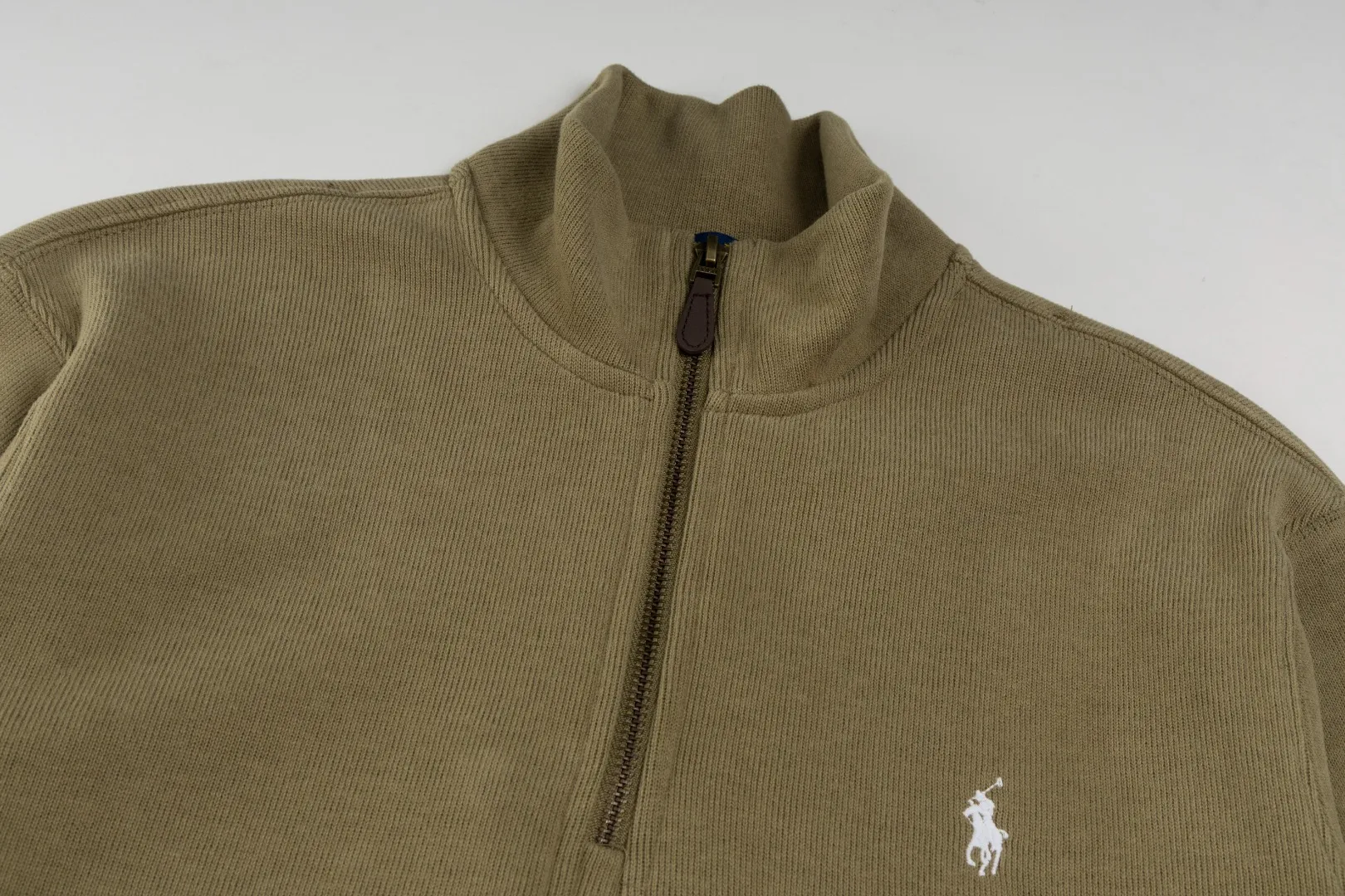 P230 #R97 Ralph lauren twelve-color embroidered pony logo half-zip high-neck long-sleeved knitted sweatshirt. The same style for men and women. The new half-zip sweatshirt for couples to wear in autumn is here! This kind of sweatshirt is really popular this year, even more popular than the hooded sweatshirt. Open the zipper and it can be used as a large lapel, which makes it more fashionable. The color of the classic design of the little war horse on the chest is matched with the embroidery. The simple zipper design echoes the brand logo, so you don’t need to match too much. The sweater version is loose enough! The fabric is custom-woven and dyed 100 cotton. 320g high gram weight 100% cotton knitted cotton with a certain thickness. The fabric is soft and comfortable, and the three-dimensional fabric is full of texture. The stitching is three needles and five threads, which is beautiful and strong. The pattern is also good. Although it is loose, it does not look bulky! - It is not a popular color scheme on the street. The color is pure and highly recommended. The upper body has a particularly high rate of turning heads. Loose style. Big drop shoulder OS style. Same style for men and women. Couple wear. Versatile and practical! Color: Gray, navy, khaki, green label, oatmeal brown label, apricot, black, army green, burgundy, pink, dark gray, light blue, white. Size: S M L XL Length: 70/72/74/76 Bust: 53.5/55.5/57.5/58.5 Shoulder width: 44/45/46/47 Sleeve length: 61/62/63/64